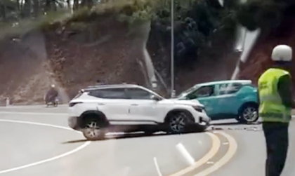 Clip TNGT: VinFast VF 5 đâm gãy bánh trước KIA Seltos trên đèo Prenn