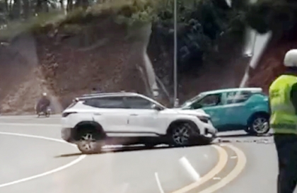 Clip TNGT: VinFast VF 5 đâm gãy bánh trước KIA Seltos trên đèo Prenn