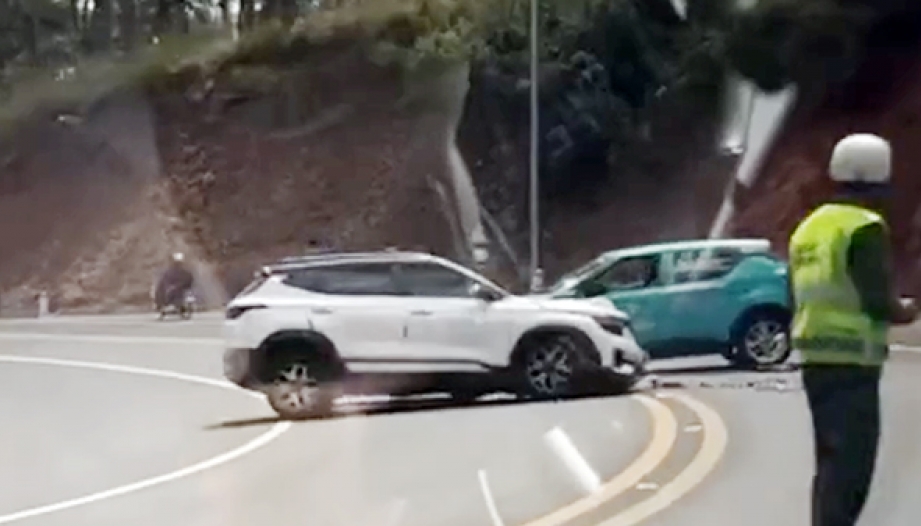 Clip TNGT: VinFast VF 5 đâm gãy bánh trước KIA Seltos trên đèo Prenn