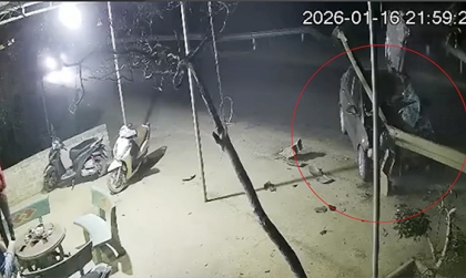 Clip TNGT: Tài xế xe con mất tập trung, 