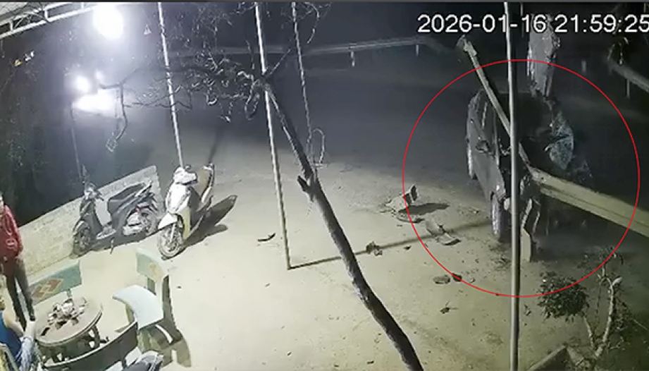 Clip TNGT: Tài xế xe con mất tập trung, 