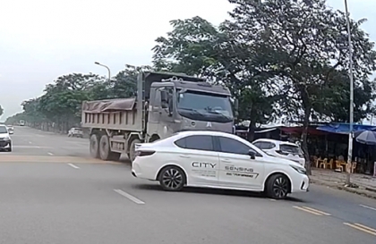 Clip: Lạ lùng tài xế Honda City định dùng Howo để thử tính năng an toàn