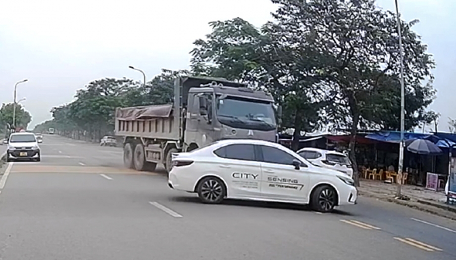 Clip: Lạ lùng tài xế Honda City định dùng Howo để thử tính năng an toàn