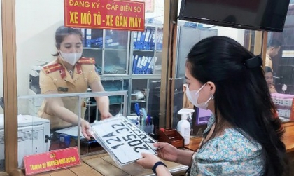 Từ 1/1/2026: Giảm lệ phí cấp mới đăng ký và biển số phương tiện giao thông tại Hà Nội và Tp Hồ Chí Minh