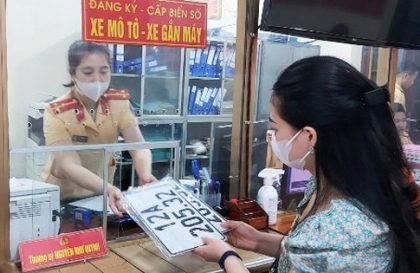 Từ 1/1/2026: Giảm lệ phí cấp mới đăng ký và biển số phương tiện giao thông tại Hà Nội và Tp Hồ Chí Minh