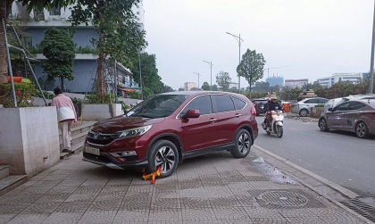 Ý thức Giao thông: Chiếm chọn vỉa hè, Honda CR-V khiến phụ huynh và học sinh đi xuống lòng đường