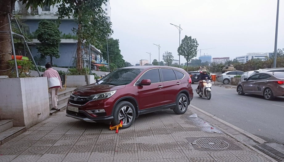 Ý thức Giao thông: Chiếm chọn vỉa hè, Honda CR-V khiến phụ huynh và học sinh đi xuống lòng đường