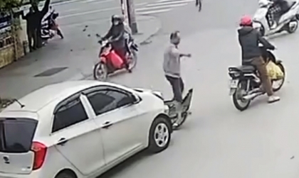 Clip TNGT: Sau va chạm, người đàn ông đi KIA Morning đấm thẳng vào mặt người phụ nữ đi xe máy