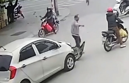 Clip TNGT: Sau va chạm, người đàn ông đi KIA Morning đấm thẳng vào mặt người phụ nữ đi xe máy