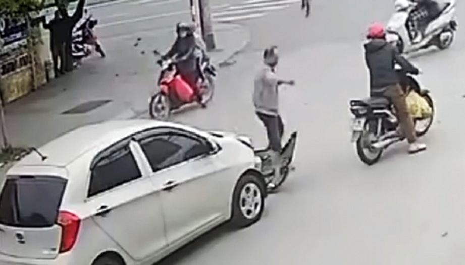 Clip TNGT: Sau va chạm, người đàn ông đi KIA Morning đấm thẳng vào mặt người phụ nữ đi xe máy