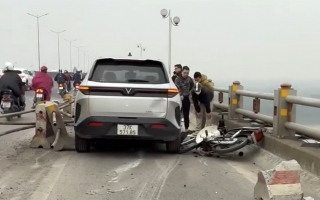 Clip TNGT: VinFast Limo Green đâm đổ dải phân cách, lao vào xe máy trên cầu Thanh Trì