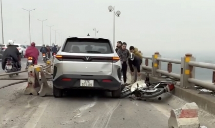 Clip TNGT: VinFast Limo Green đâm đổ dải phân cách, lao vào xe máy trên cầu Thanh Trì