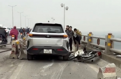 Clip TNGT: VinFast Limo Green đâm đổ dải phân cách, lao vào xe máy trên cầu Thanh Trì