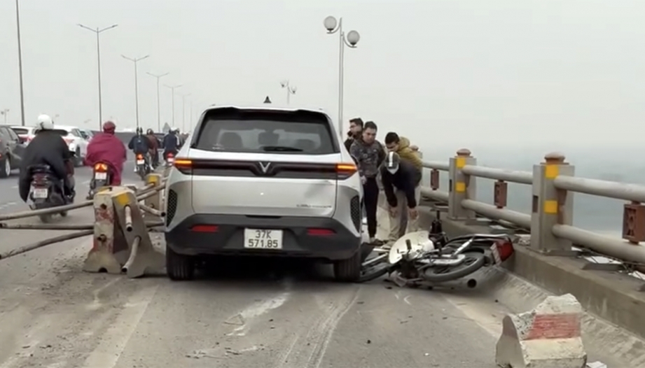 Clip TNGT: VinFast Limo Green đâm đổ dải phân cách, lao vào xe máy trên cầu Thanh Trì