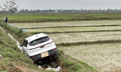 Ảnh TNGT: Mất lái, tài xế VinFast VF 5 cho xe nằm gọn gàng... dưới mương