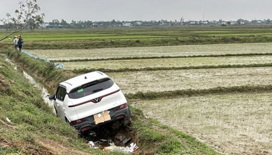 Ảnh TNGT: Mất lái, tài xế VinFast VF 5 cho xe nằm gọn gàng... dưới mương