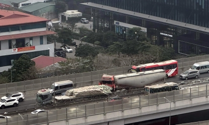 Ảnh TNGT: Hai xe đầu kéo tông nhau trên Vành đai 3 tại Hà Nội