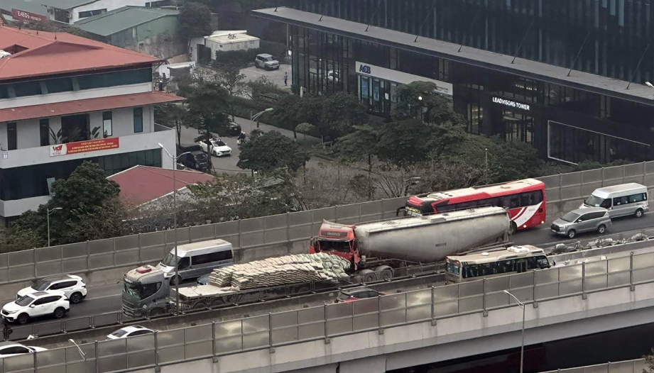 Ảnh TNGT: Hai xe đầu kéo tông nhau trên Vành đai 3 tại Hà Nội