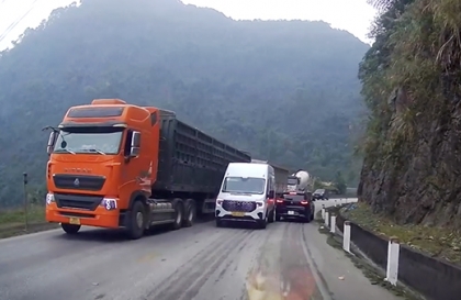 Clip TNGT: Hỏi bác tài Transit đã chừa thói loi choi vượt ẩu chưa?