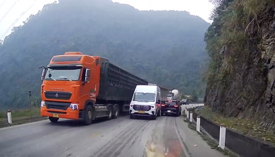 Clip TNGT: Hỏi bác tài Transit đã chừa thói loi choi vượt ẩu chưa?