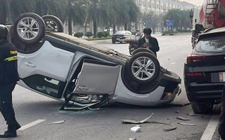 Clip TNGT: VinFast VF 5 gặp tai nạn bất ngờ, lật ngửa giữa khu đô thị tại Hưng Yên