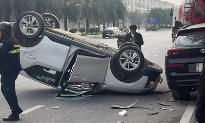 Clip TNGT: VinFast VF 5 gặp tai nạn bất ngờ, lật ngửa giữa khu đô thị tại Hưng Yên