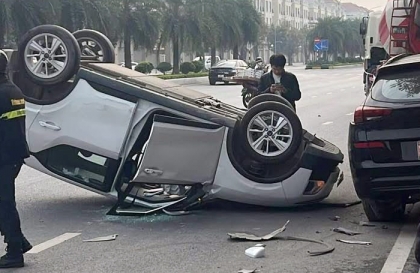 Clip TNGT: VinFast VF 5 gặp tai nạn bất ngờ, lật ngửa giữa khu đô thị tại Hưng Yên