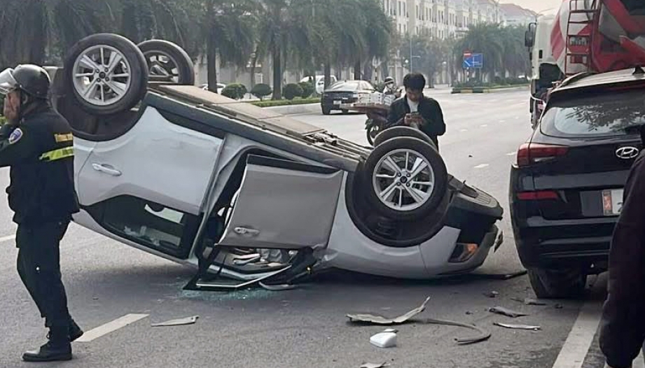 Clip TNGT: VinFast VF 5 gặp tai nạn bất ngờ, lật ngửa giữa khu đô thị tại Hưng Yên