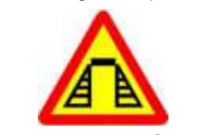 Nhóm biển báo nguy hiểm và cảnh báo: Biển số W.213 có ý nghĩa gì?