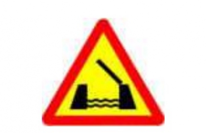 Nhóm biển báo nguy hiểm và cảnh báo: Biển số W.214 có ý nghĩa gì?