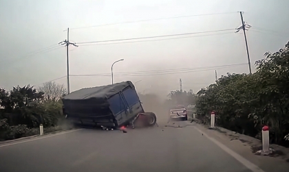 Clip TNGT: Kinh hoàng nhìn xe tải tự gặp tai nạn, gãy văng cả trục sau