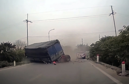 Clip TNGT: Kinh hoàng nhìn xe tải tự gặp tai nạn, gãy văng cả trục sau