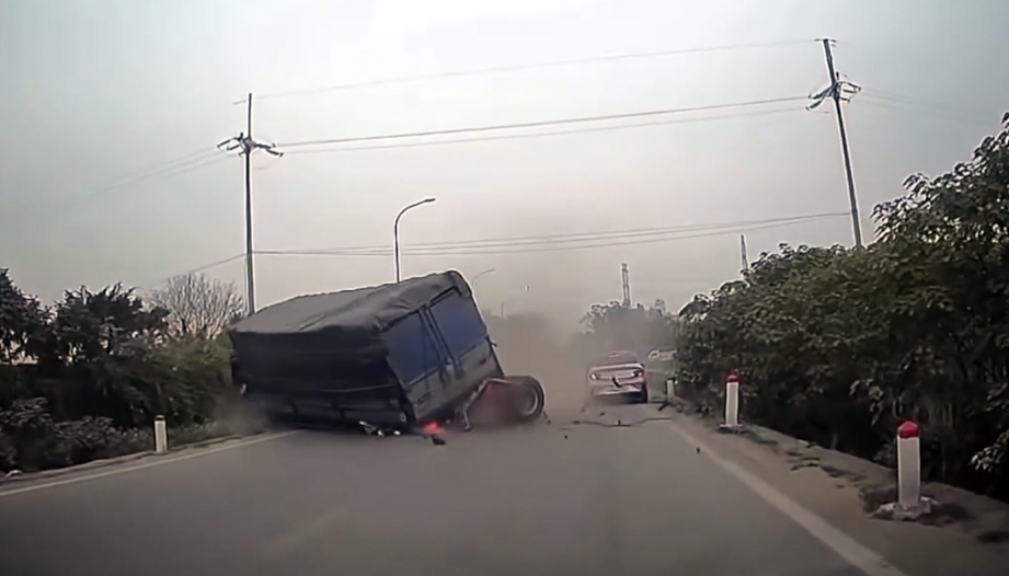 Clip TNGT: Kinh hoàng nhìn xe tải tự gặp tai nạn, gãy văng cả trục sau