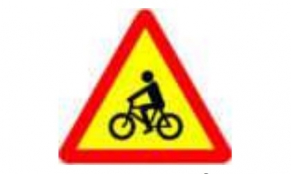 Nhóm biển báo nguy hiểm và cảnh báo: Biển số W.226 có ý nghĩa gì?