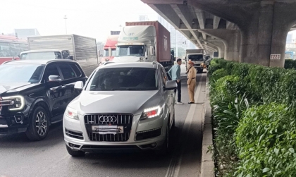 Ý thức Giao thông: Tài xế Audi Q7 ngang nhiên dán che biển số để leo lên đường trên cao, ai ngờ...