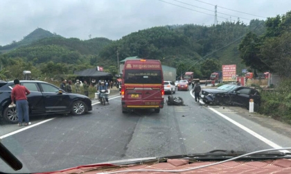 Ảnh TNGT: Tai nạn kinh hoàng khi Mazda CX-5 đấu đầu cùng Mazda CX-8