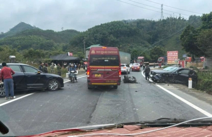 Ảnh TNGT: Tai nạn kinh hoàng khi Mazda CX-5 đấu đầu cùng Mazda CX-8