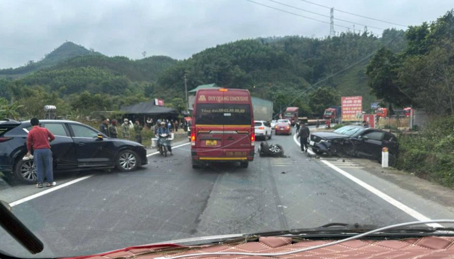 Ảnh TNGT: Tai nạn kinh hoàng khi Mazda CX-5 đấu đầu cùng Mazda CX-8