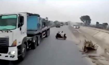 Clip TNGT: Xe máy tự chế gặp tai nạn, cả người lẫn xe văng xuống vệ đường