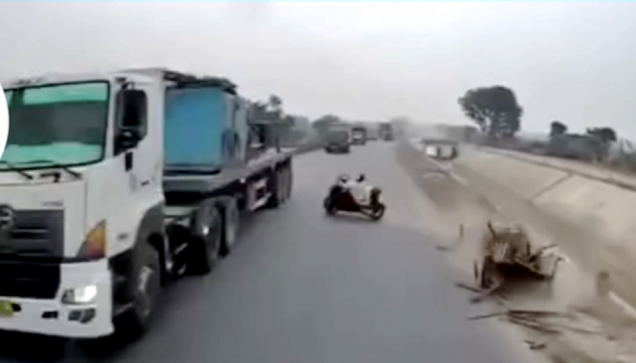 Clip TNGT: Xe máy tự chế gặp tai nạn, cả người lẫn xe văng xuống vệ đường