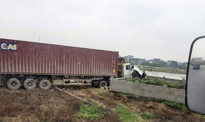 Ảnh TNGT: Đầu kéo công-ten-nơ phi xuống nghĩa địa sau va chạm với Hyundai Santa Fe