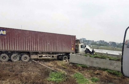 Ảnh TNGT: Đầu kéo công-ten-nơ phi xuống nghĩa địa sau va chạm với Hyundai Santa Fe