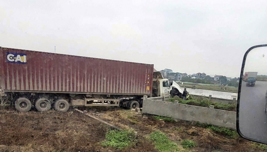 Ảnh TNGT: Đầu kéo công-ten-nơ phi xuống nghĩa địa sau va chạm với Hyundai Santa Fe