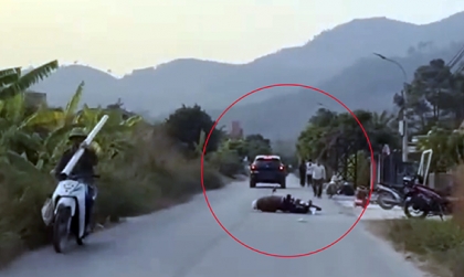 Clip TNGT: Mitsubishi Xforce không đeo biển số, va chạm với người đi xe đạp rồi đi thẳng