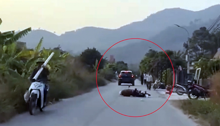 Clip TNGT: Mitsubishi Xforce không đeo biển số, va chạm với người đi xe đạp rồi đi thẳng