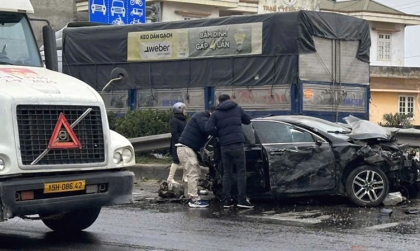 Ảnh TNGT: Va chạm với xe tải, KIA Cerato bị vò nát, tài xế thoát chết thần kỳ