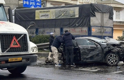 Ảnh TNGT: Va chạm với xe tải, KIA Cerato bị vò nát, tài xế thoát chết thần kỳ