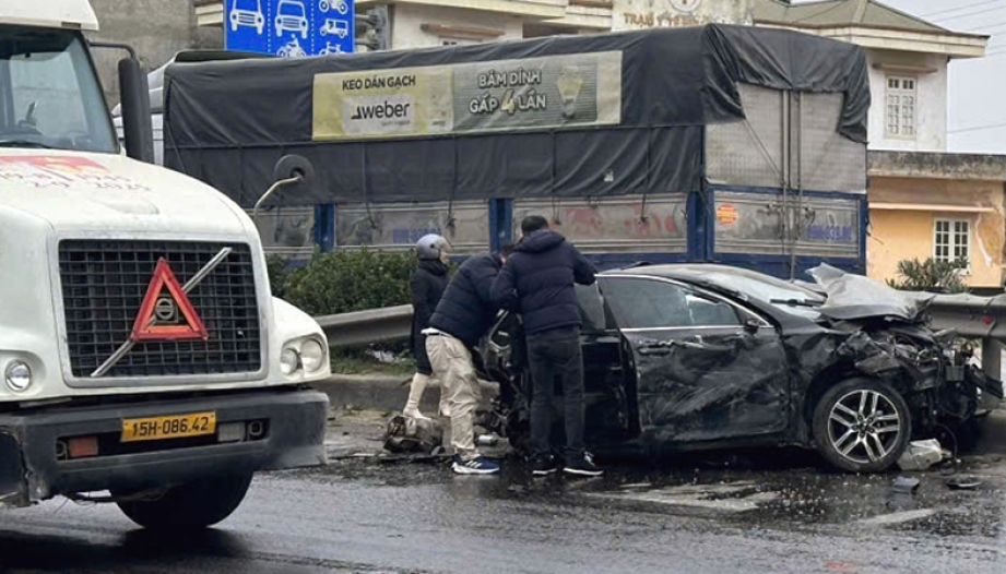 Ảnh TNGT: Va chạm với xe tải, KIA Cerato bị vò nát, tài xế thoát chết thần kỳ