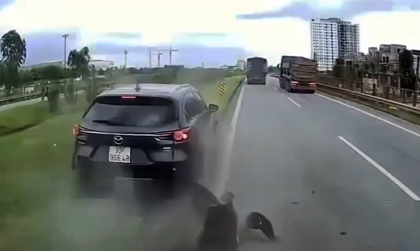 Clip TNGT: Toàn cảnh vụ Mazda CX-8 bị đâm văng lên dải phân cách của cao tốc vì chuyển làn ẩu