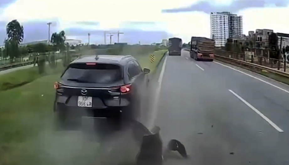 Clip TNGT: Toàn cảnh vụ Mazda CX-8 bị đâm văng lên dải phân cách của cao tốc vì chuyển làn ẩu